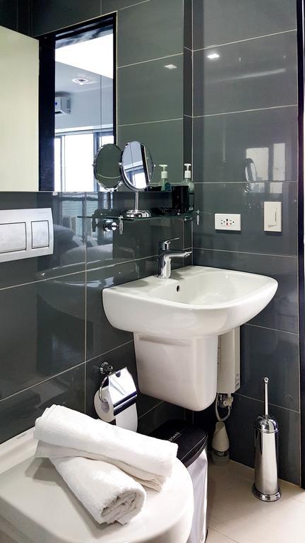 Modern Luxury Lower Penthouse Unit Manila Exterior photo